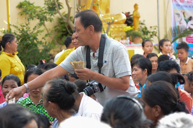 Quỹ Từ thiện ĐPNN - Tặng quà cho người Việt nghèo tại biển hồ và chùa Phước Thiên - Campuchia