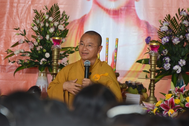 Quỹ Từ thiện ĐPNN - Tặng quà cho người Việt nghèo tại biển hồ và chùa Phước Thiên - Campuchia