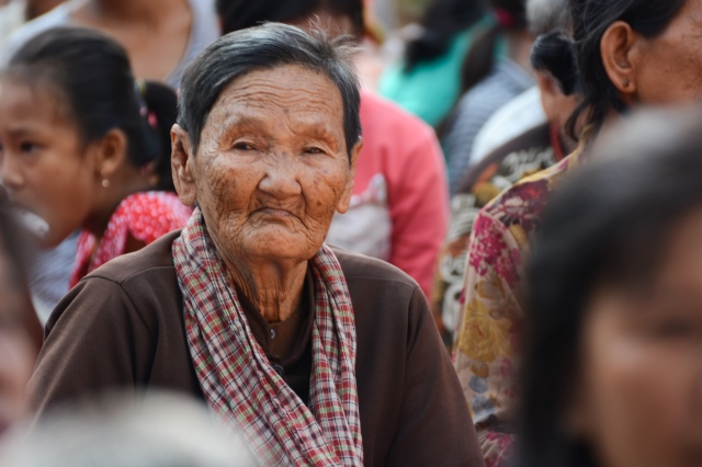 Quỹ Từ thiện ĐPNN - Tặng quà cho người Việt nghèo tại biển hồ và chùa Phước Thiên - Campuchia