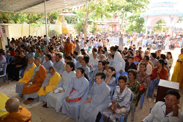 Quỹ Từ thiện ĐPNN - Tặng quà cho người Việt nghèo tại biển hồ và chùa Phước Thiên - Campuchia