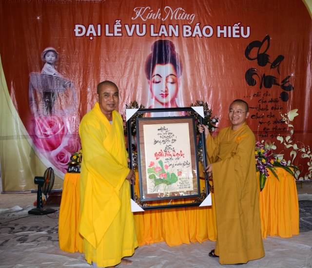 Quỹ Từ thiện ĐPNN - Tặng quà cho người Việt nghèo tại biển hồ và chùa Phước Thiên - Campuchia