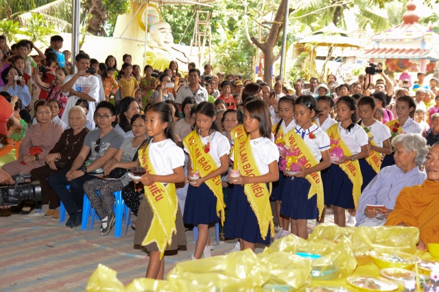 Quỹ Từ thiện ĐPNN - Tặng quà cho người Việt nghèo tại biển hồ và chùa Phước Thiên - Campuchia