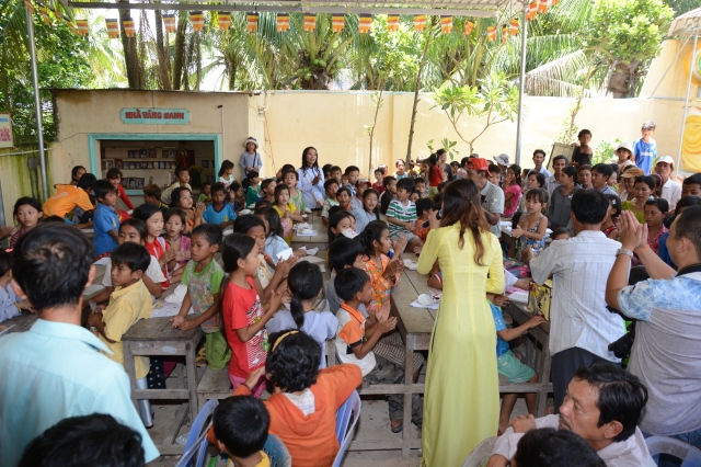 Quỹ Từ thiện ĐPNN - Tặng quà cho người Việt nghèo tại biển hồ và chùa Phước Thiên - Campuchia