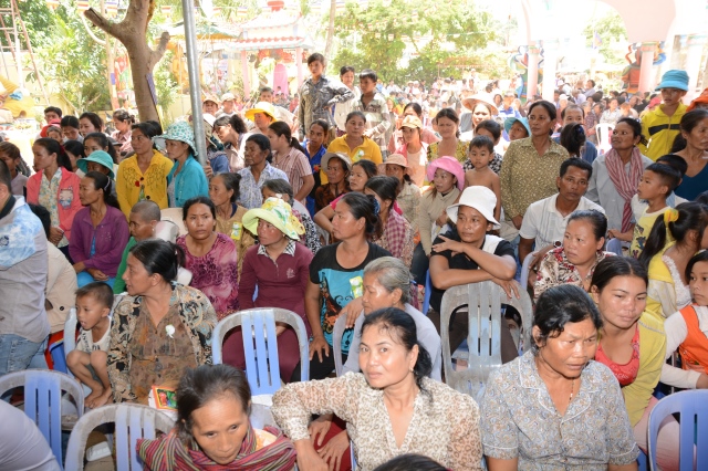 Quỹ Từ thiện ĐPNN - Tặng quà cho người Việt nghèo tại biển hồ và chùa Phước Thiên - Campuchia