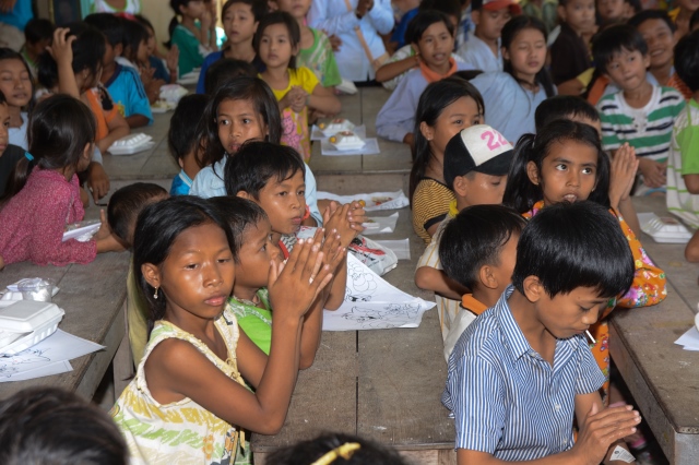 Quỹ Từ thiện ĐPNN - Tặng quà cho người Việt nghèo tại biển hồ và chùa Phước Thiên - Campuchia