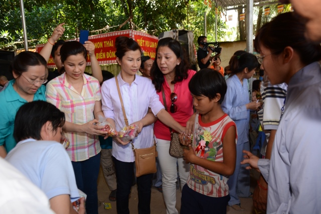 Quỹ Từ thiện ĐPNN - Tặng quà cho người Việt nghèo tại biển hồ và chùa Phước Thiên - Campuchia