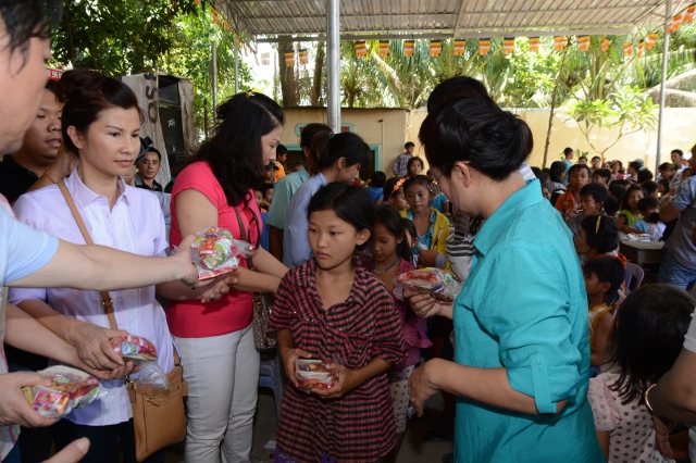 Quỹ Từ thiện ĐPNN - Tặng quà cho người Việt nghèo tại biển hồ và chùa Phước Thiên - Campuchia