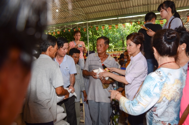 Quỹ Từ thiện ĐPNN - Tặng quà cho người Việt nghèo tại biển hồ và chùa Phước Thiên - Campuchia
