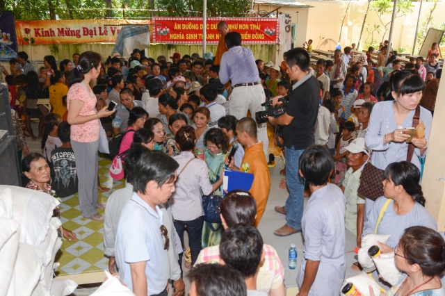 Quỹ Từ thiện ĐPNN - Tặng quà cho người Việt nghèo tại biển hồ và chùa Phước Thiên - Campuchia