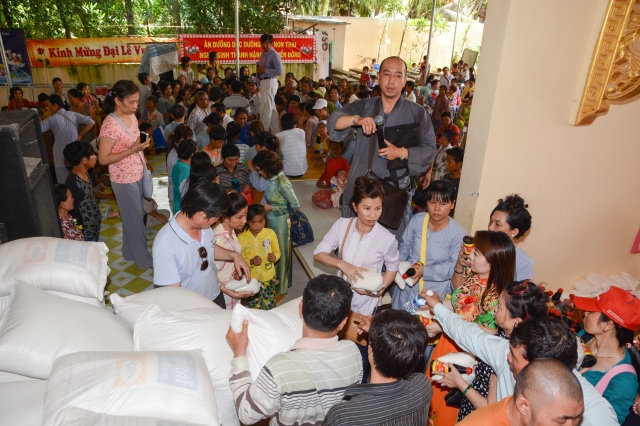 Quỹ Từ thiện ĐPNN - Tặng quà cho người Việt nghèo tại biển hồ và chùa Phước Thiên - Campuchia