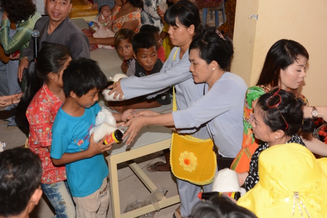 Quỹ Từ thiện ĐPNN - Tặng quà cho người Việt nghèo tại biển hồ và chùa Phước Thiên - Campuchia
