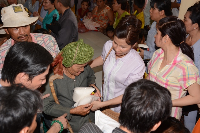 Quỹ Từ thiện ĐPNN - Tặng quà cho người Việt nghèo tại biển hồ và chùa Phước Thiên - Campuchia
