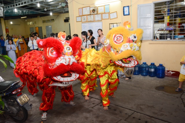 TP. HCM: Tưng bừng Đêm Hội Trăng Rằm tại chùa Thiên Chánh
