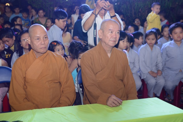 TP. HCM: Tưng bừng Đêm Hội Trăng Rằm tại chùa Thiên Chánh