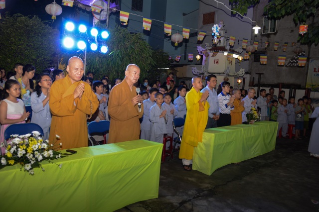 TP. HCM: Tưng bừng Đêm Hội Trăng Rằm tại chùa Thiên Chánh