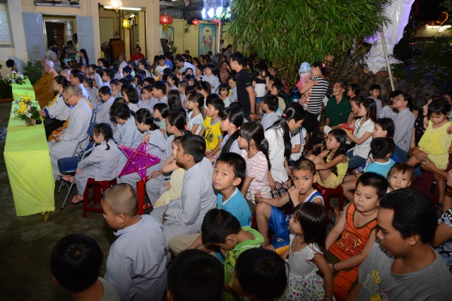 TP. HCM: Tưng bừng Đêm Hội Trăng Rằm tại chùa Thiên Chánh