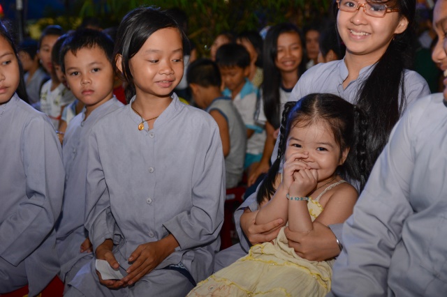 TP. HCM: Tưng bừng Đêm Hội Trăng Rằm tại chùa Thiên Chánh