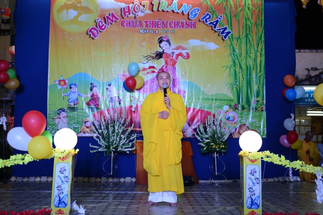 TP. HCM: Tưng bừng Đêm Hội Trăng Rằm tại chùa Thiên Chánh