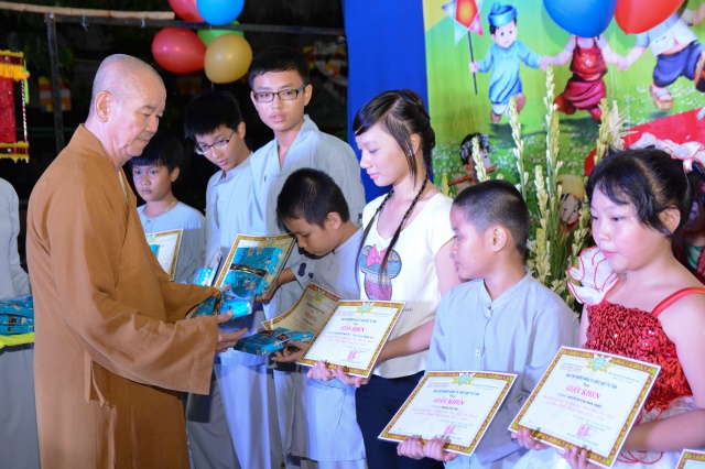 TP. HCM: Tưng bừng Đêm Hội Trăng Rằm tại chùa Thiên Chánh