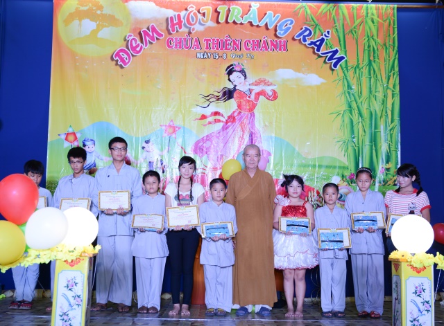 TP. HCM: Tưng bừng Đêm Hội Trăng Rằm tại chùa Thiên Chánh
