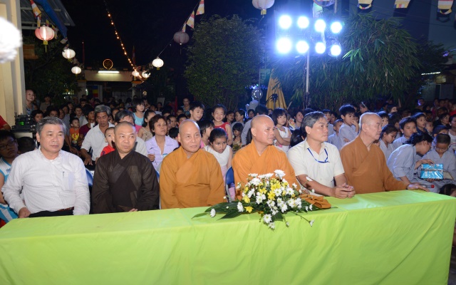 TP. HCM: Tưng bừng Đêm Hội Trăng Rằm tại chùa Thiên Chánh
