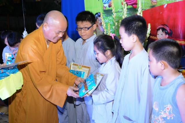 TP. HCM: Tưng bừng Đêm Hội Trăng Rằm tại chùa Thiên Chánh