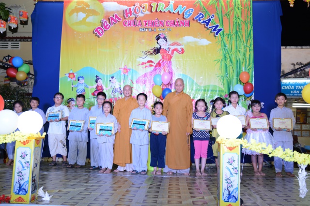 TP. HCM: Tưng bừng Đêm Hội Trăng Rằm tại chùa Thiên Chánh