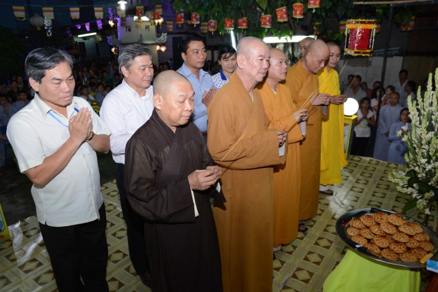 TP. HCM: Tưng bừng Đêm Hội Trăng Rằm tại chùa Thiên Chánh
