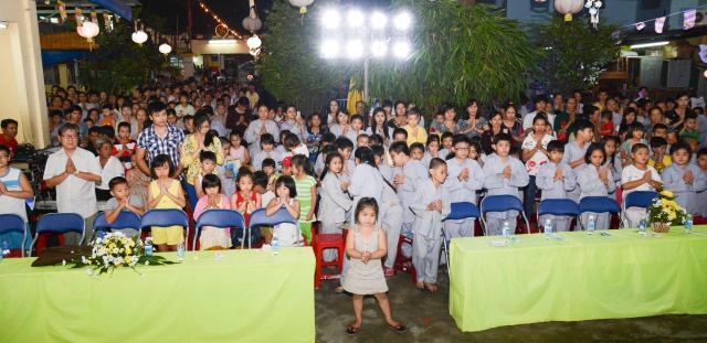TP. HCM: Tưng bừng Đêm Hội Trăng Rằm tại chùa Thiên Chánh