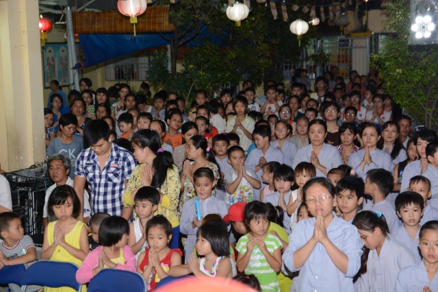 TP. HCM: Tưng bừng Đêm Hội Trăng Rằm tại chùa Thiên Chánh