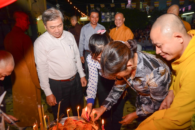 TP. HCM: Tưng bừng Đêm Hội Trăng Rằm tại chùa Thiên Chánh