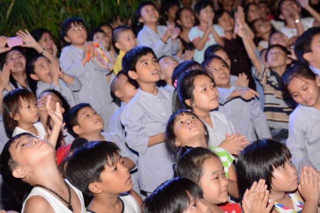 TP. HCM: Tưng bừng Đêm Hội Trăng Rằm tại chùa Thiên Chánh