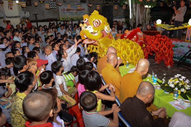 TP. HCM: Tưng bừng Đêm Hội Trăng Rằm tại chùa Thiên Chánh