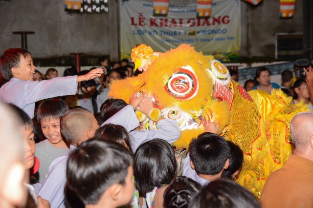 TP. HCM: Tưng bừng Đêm Hội Trăng Rằm tại chùa Thiên Chánh