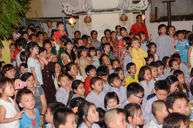 TP. HCM: Tưng bừng Đêm Hội Trăng Rằm tại chùa Thiên Chánh