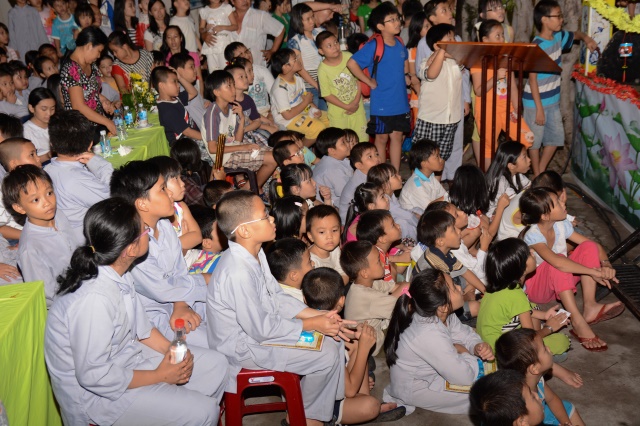 TP. HCM: Tưng bừng Đêm Hội Trăng Rằm tại chùa Thiên Chánh