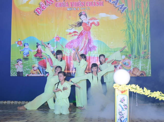 TP. HCM: Tưng bừng Đêm Hội Trăng Rằm tại chùa Thiên Chánh