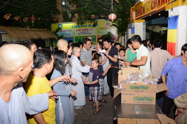 TP. HCM: Tưng bừng Đêm Hội Trăng Rằm tại chùa Thiên Chánh
