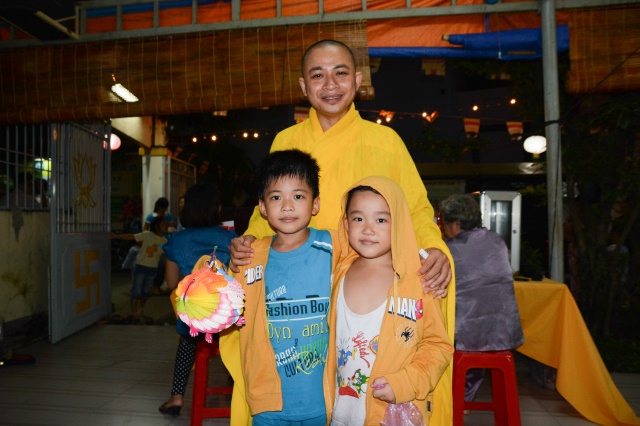 TP. HCM: Tưng bừng Đêm Hội Trăng Rằm tại chùa Thiên Chánh