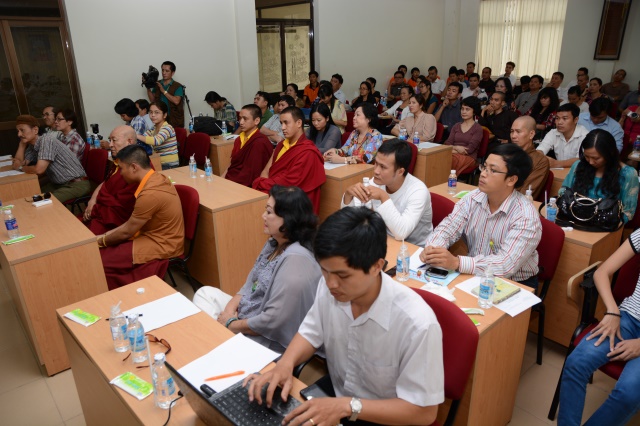 TP.HCM: Phim “Cuộc đời đức Phật” gây “sốt” với hàng ngàn khán giả chờ đợi đón xem