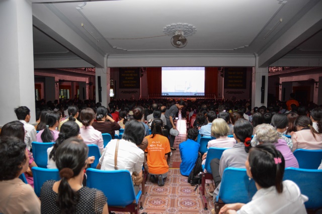 TP.HCM: Phim “Cuộc đời đức Phật” gây “sốt” với hàng ngàn khán giả chờ đợi đón xem