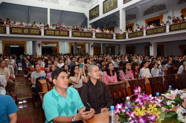 TP.HCM: Phim “Cuộc đời đức Phật” gây “sốt” với hàng ngàn khán giả chờ đợi đón xem