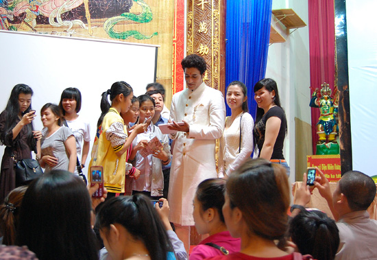 Kiên Giang: Hơn 2000 người dự buổi chiếu phim “Cuộc đời Đức Phật”