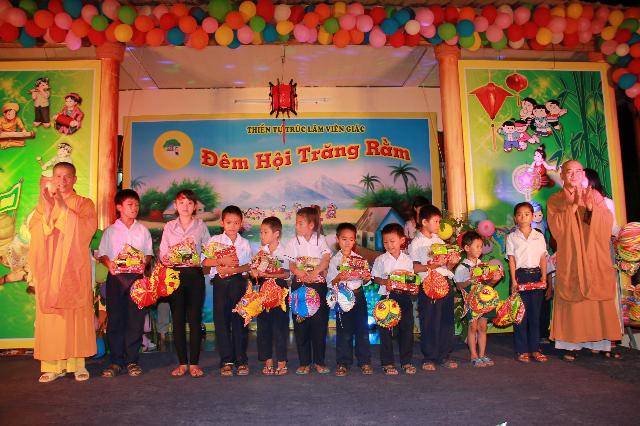 Bản Tin Chương trình “Đêm Hội Trăng Rằm” tại Thiền Tự Trúc Lâm Viên Giác, thành phố Nha Trang.