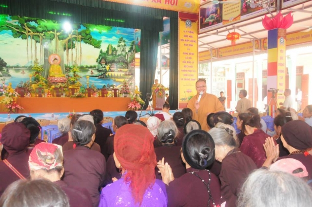 Thích Nhật Từ chia sẻ pháp thoại tại chùa Giáng