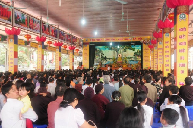 Thích Nhật Từ chia sẻ pháp thoại tại chùa Giáng