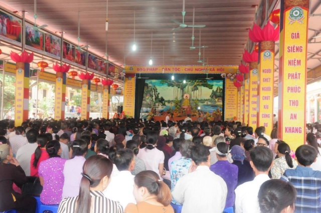 Thích Nhật Từ chia sẻ pháp thoại tại chùa Giáng