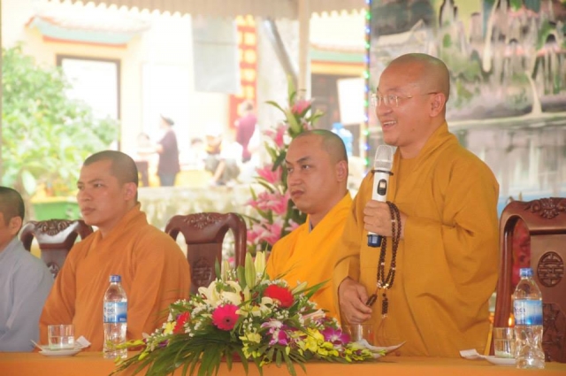 Thích Nhật Từ chia sẻ pháp thoại tại chùa Giáng