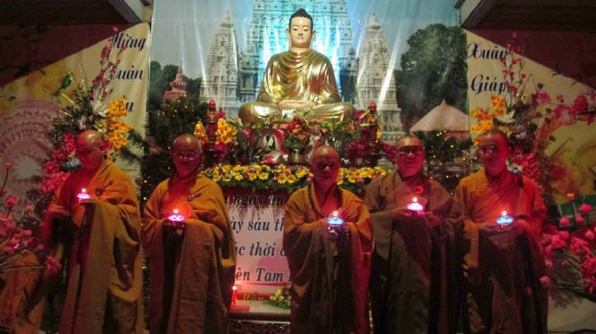 TP.HCM: Từng bừng, lắng động đêm hoa đăng mừng đức Thích Ca thành đạo chùa Linh Sơn, Hóc môn