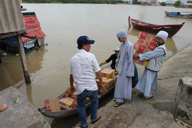 Phật giáo Gia Lai thăm và cứu trợ đồng bào vũng lũ lụt huyện Tuy Phước- Bình Định